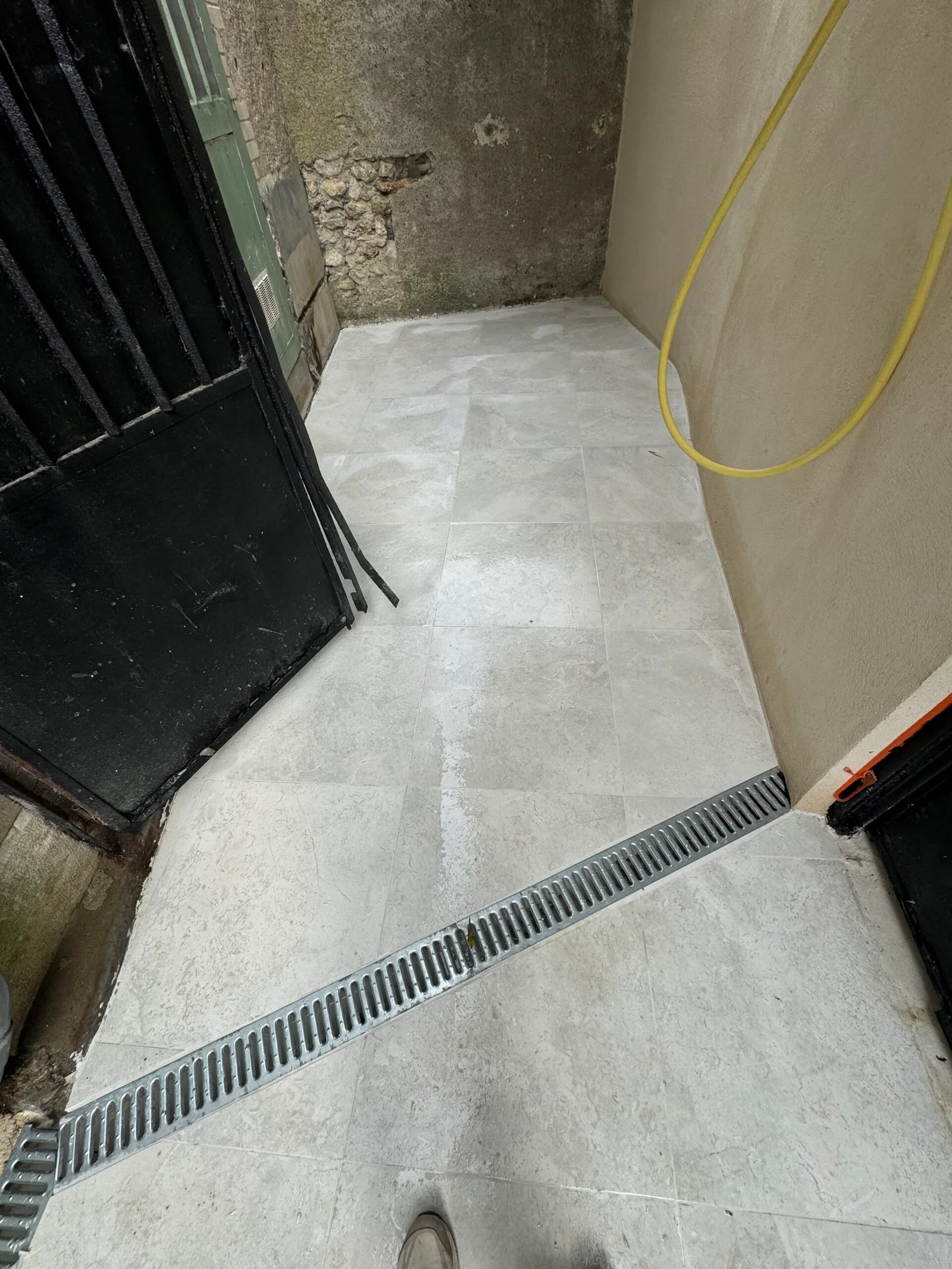 Carrelage extérieur et gel : éviter les dégâts de l’hiver