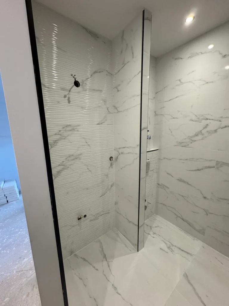 Douche italienne carrelage effet marbre blanc – carreleur Châteauroux