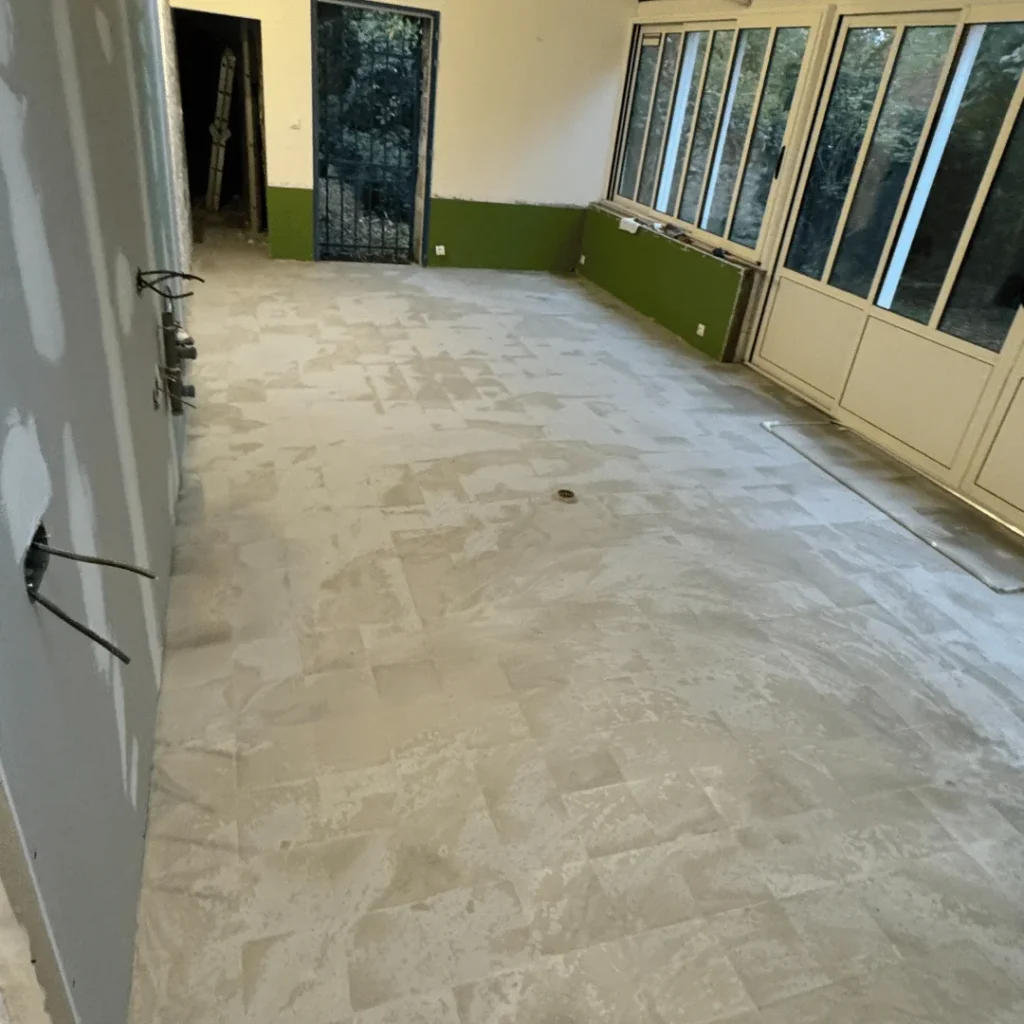 Pose carrelage grand format veranda en cours – carreleur Châteauroux