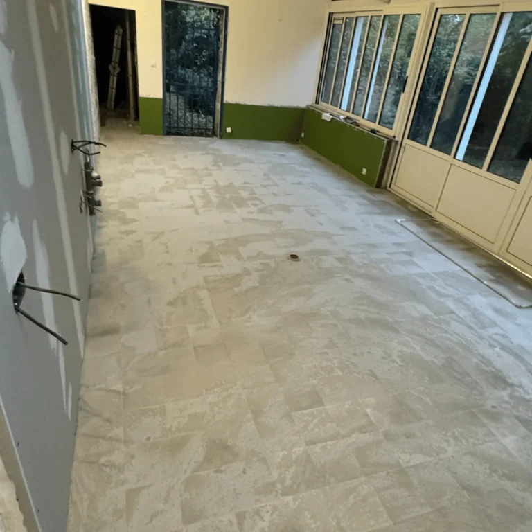 Pose carrelage grand format veranda en cours – carreleur Châteauroux