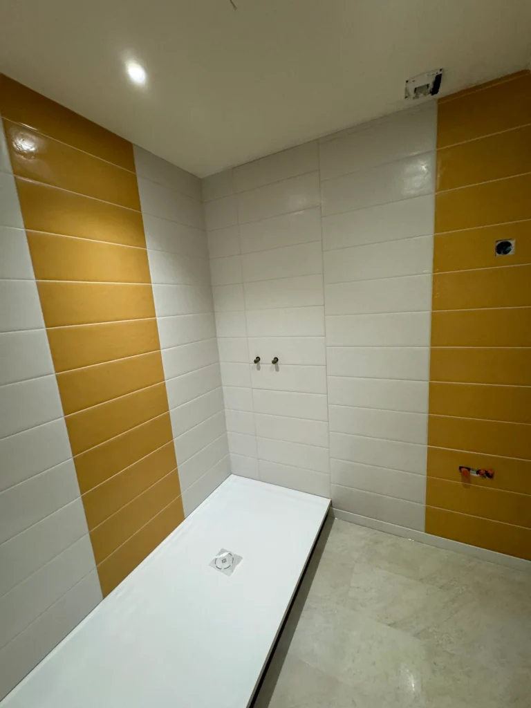 Salle de bain faience blanche bandes couleur receveur – carreleur Châteauroux