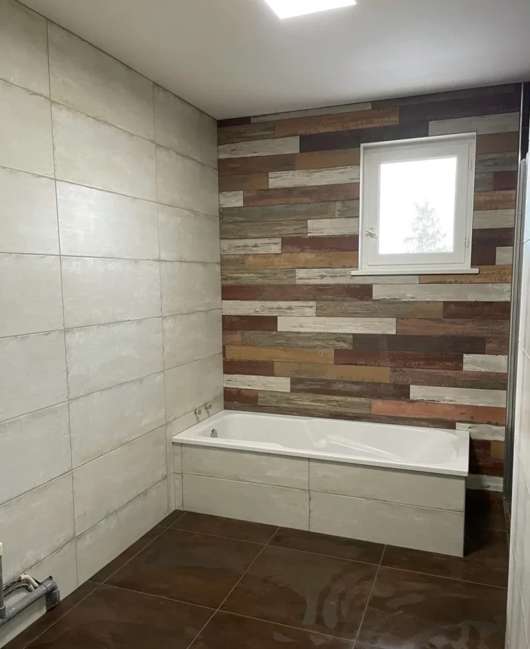 Salle de bain faience grand format mur effet bois tablier baignoire – carreleur Châteauroux
